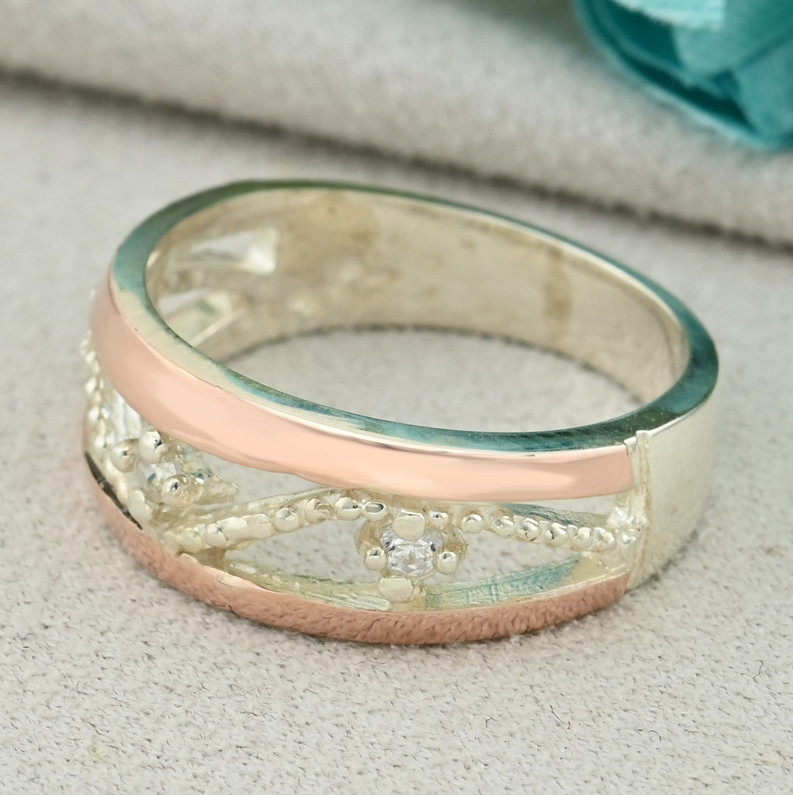 

Серебряное кольцо с золотом Эстель вставка белые фианиты 19