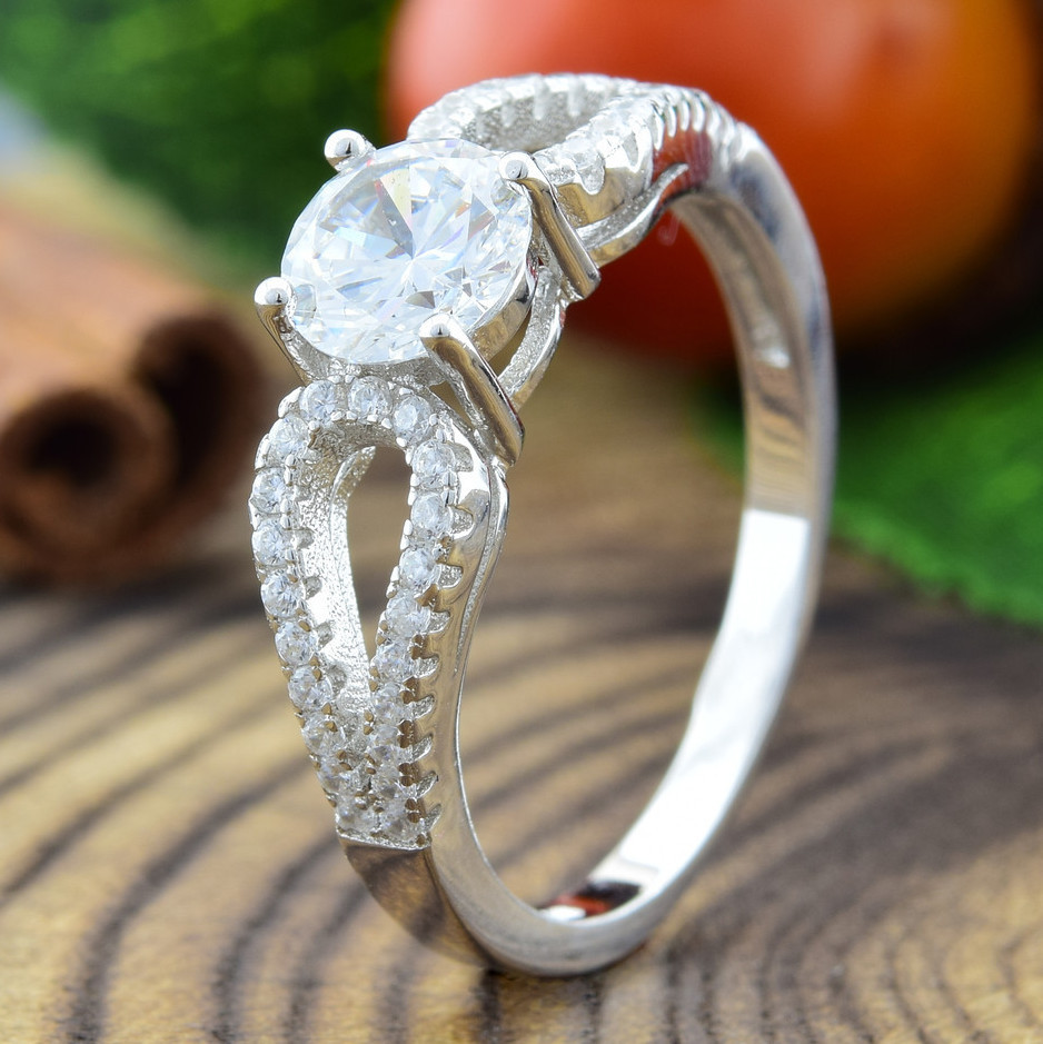 

Серебряное кольцо ТС510017б вставка белые фианиты 18