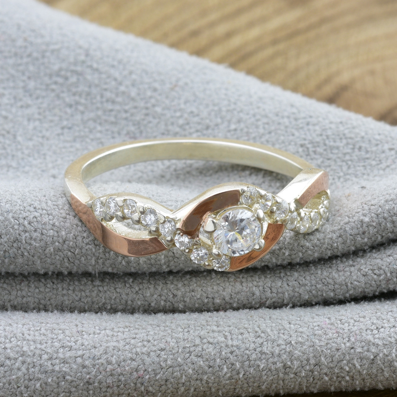 

Серебряное кольцо с золотом Бриз вставка белые фианиты 17