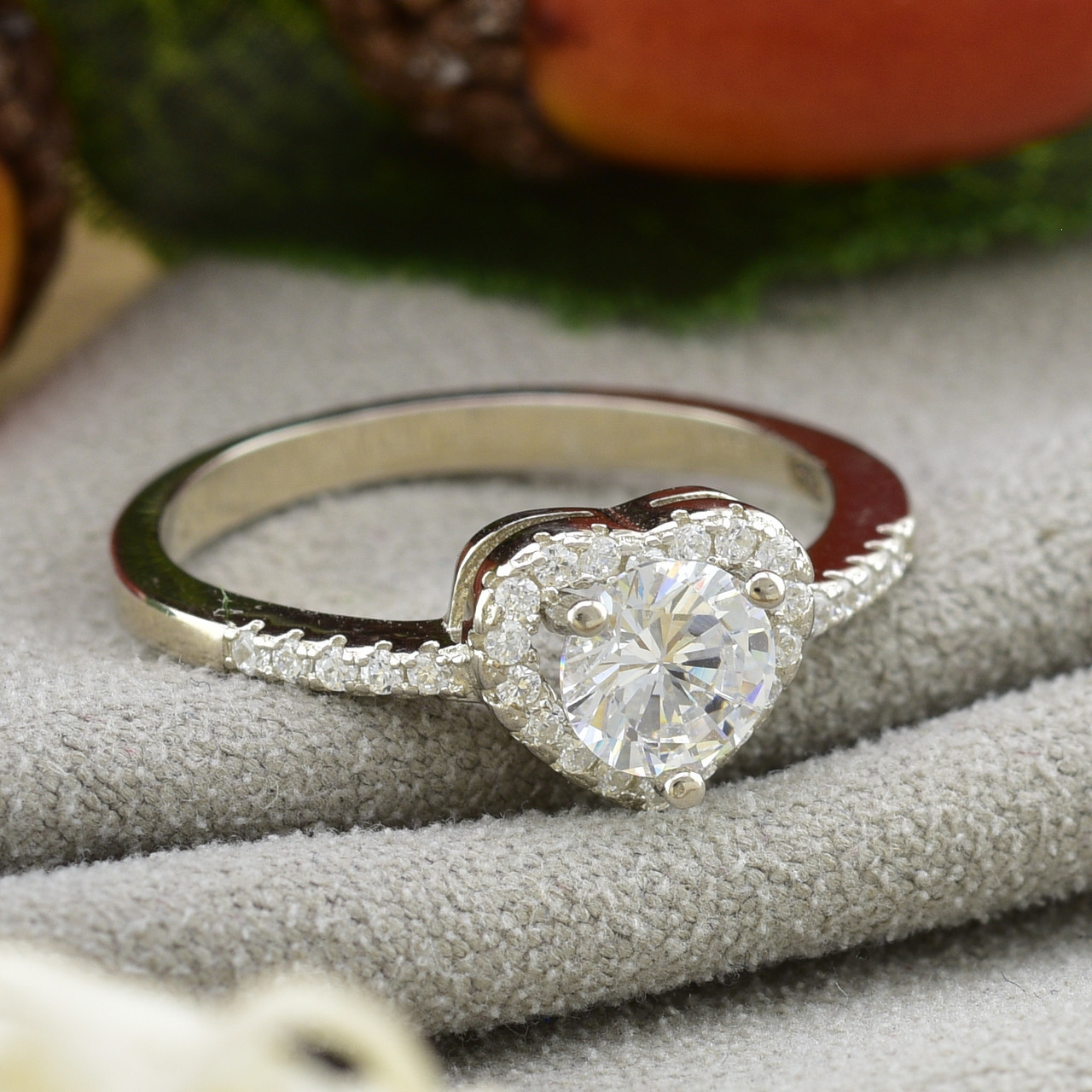 

Серебряное кольцо ТС510206б вставка белые фианиты 16