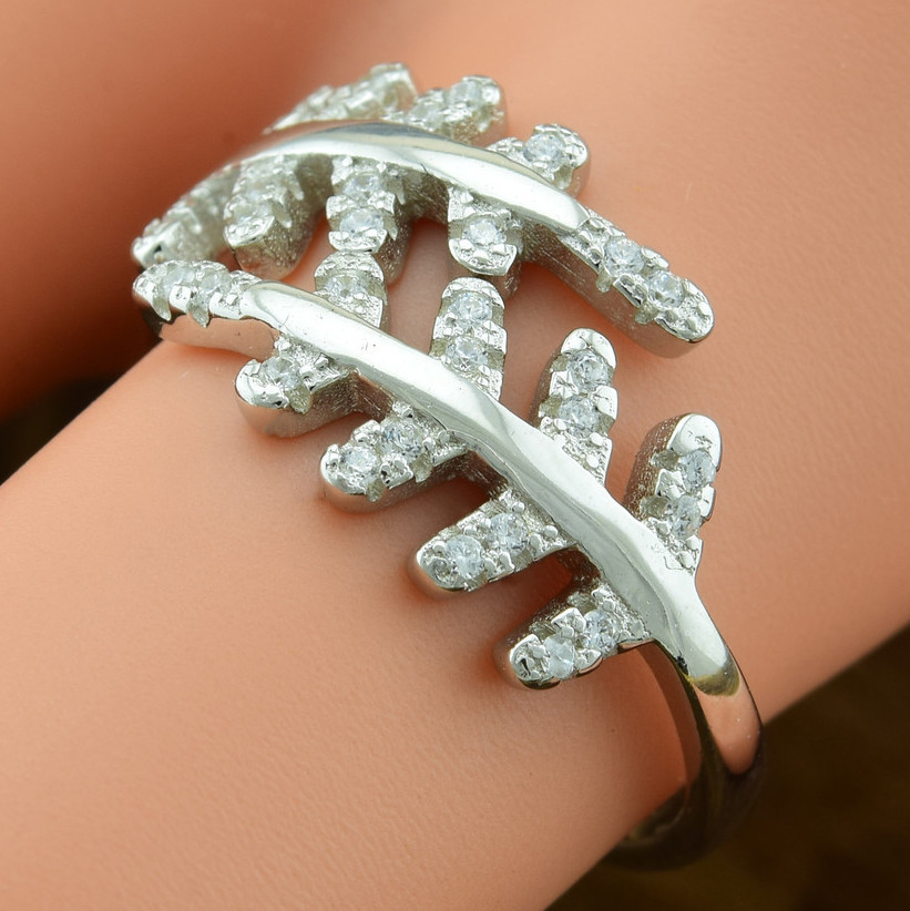 

Серебряное кольцо ТС510172б вставка белые фианиты 16