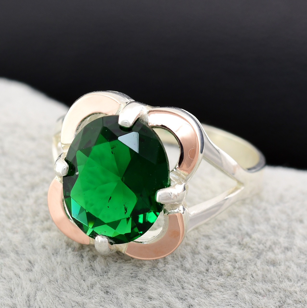 

Серебряное кольцо с золотом Диана вставка зеленый фианит 17