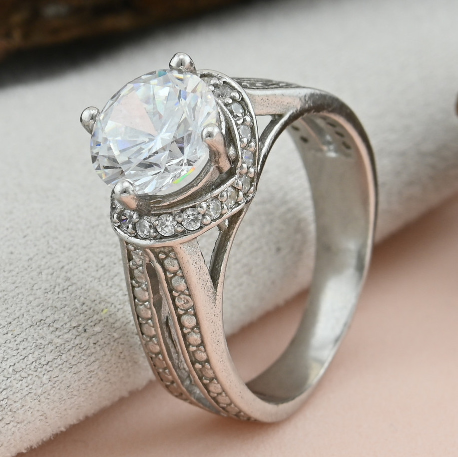 

Серебряное кольцо Барселона вставка белые фианиты 16