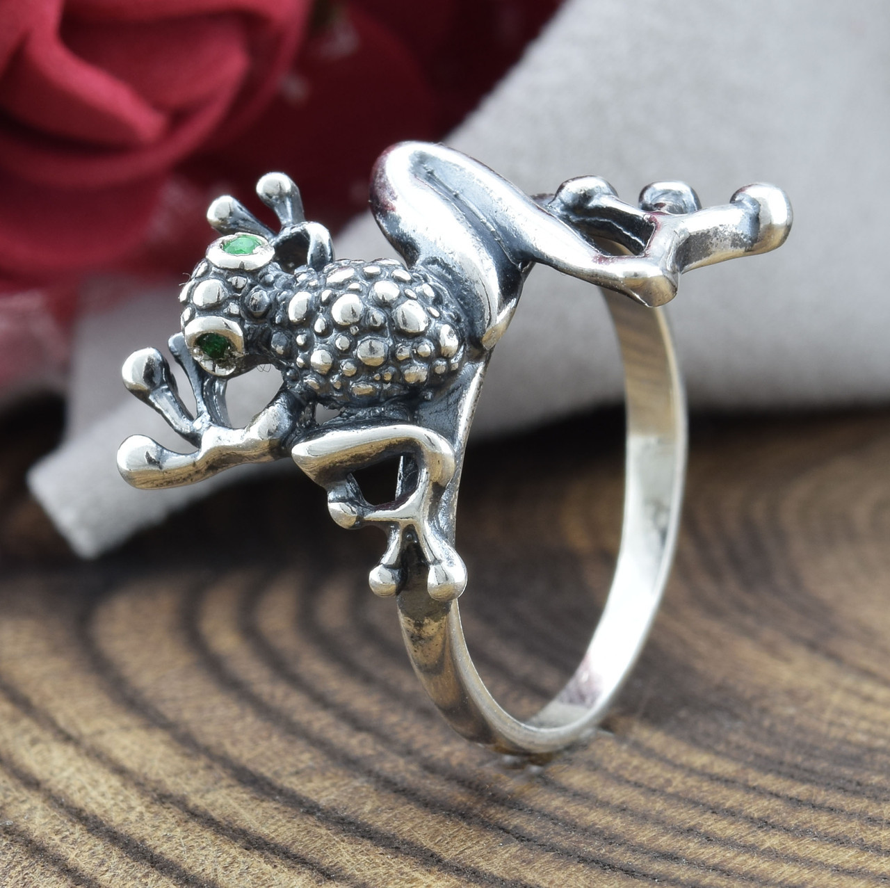 

Серебряное кольцо Лягушка вставка зеленые фианиты 16