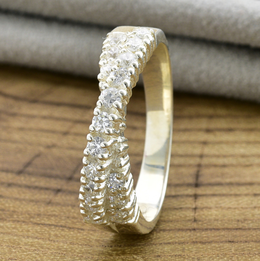 

Серебряное кольцо Оксфорд вставка белые фианиты 18.5