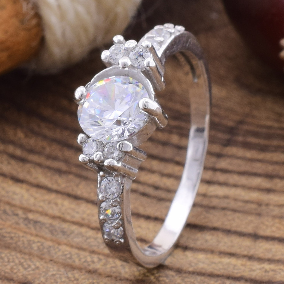 

Серебряное кольцо Дели вставка белые фианиты 19