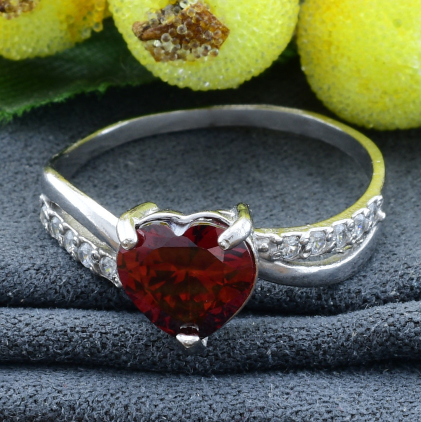 

Серебряное кольцо вставка красные фианиты 17