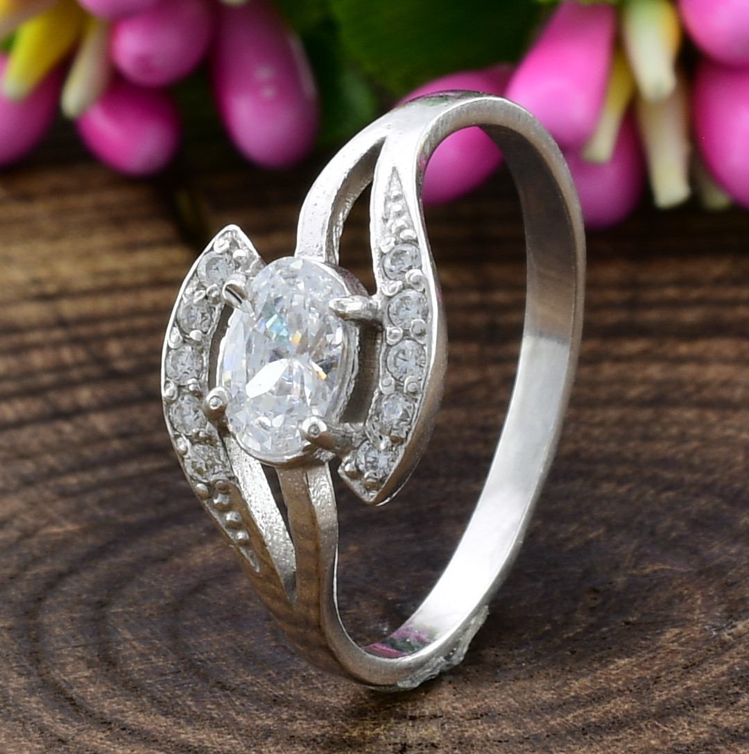 

Серебряное кольцо Миндаль вставка белые фианиты 18.5