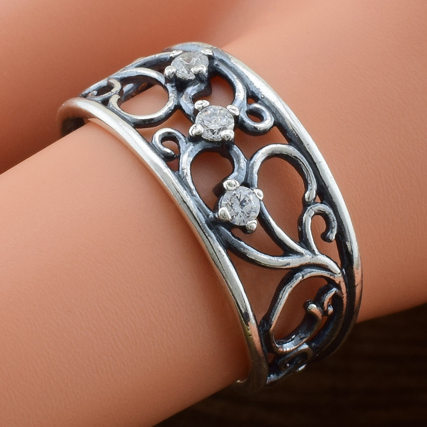 

Серебряное кольцо ажурное кружево вставка белые фианиты 18