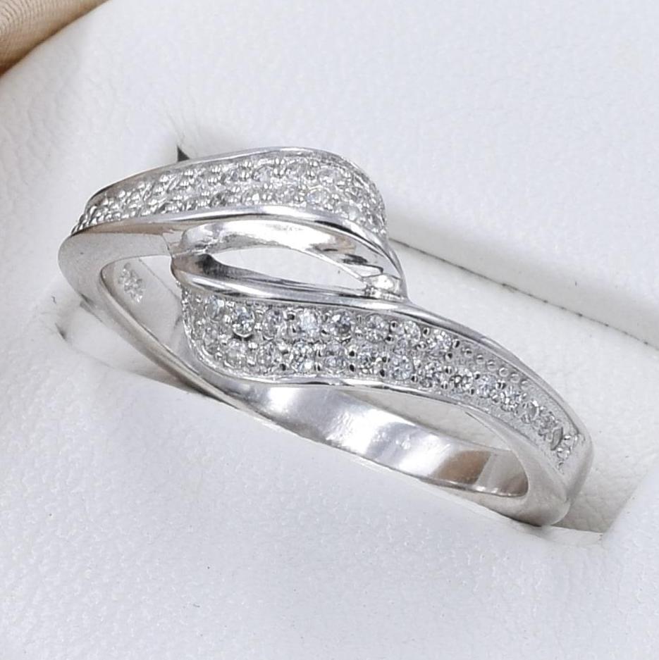 

Срібна каблучка ширина 9 мм вставка білі фіаніти 19.5