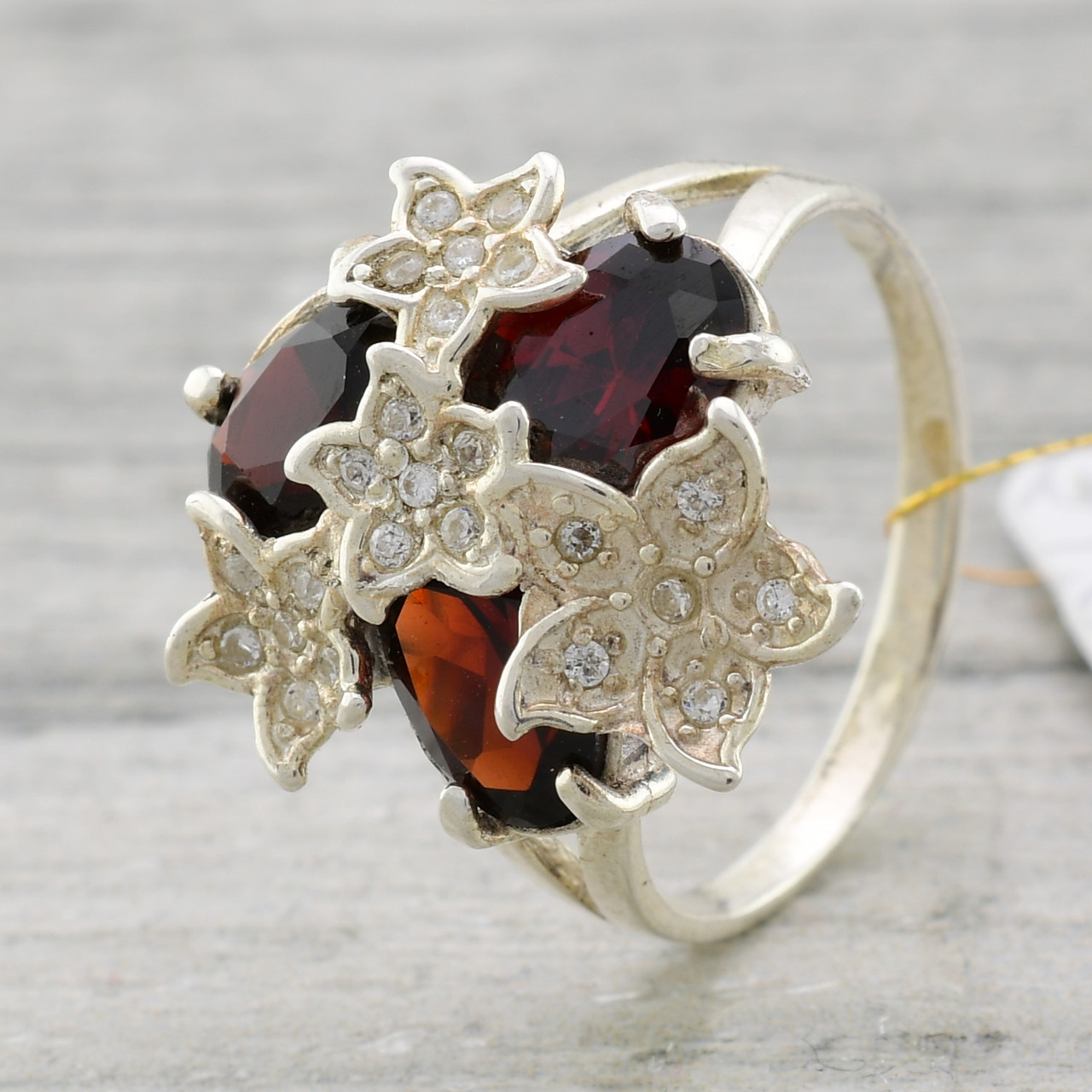 

Серебряное кольцо Букет вставка красные и белые фианиты 19