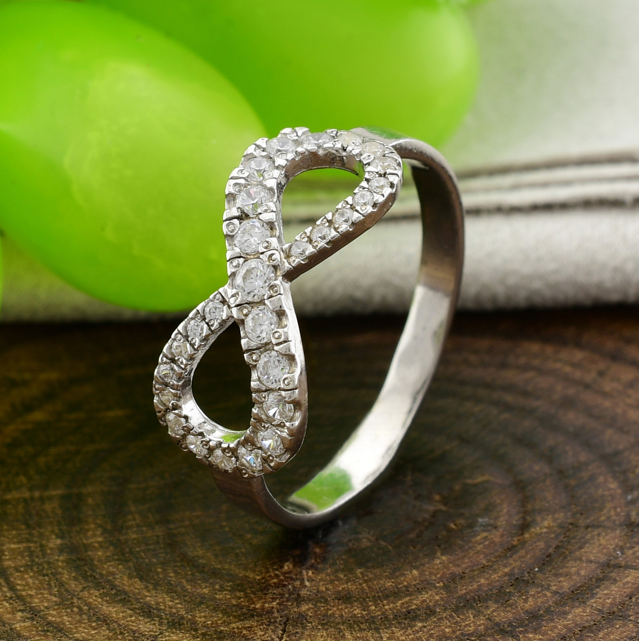 

Серебряное кольцо Бесконечность вставка белые фианиты 16