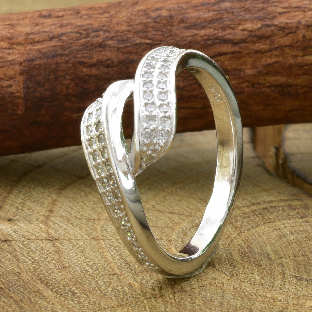 

Серебряное кольцо ТС9510159б вставка белые фианиты 17.5