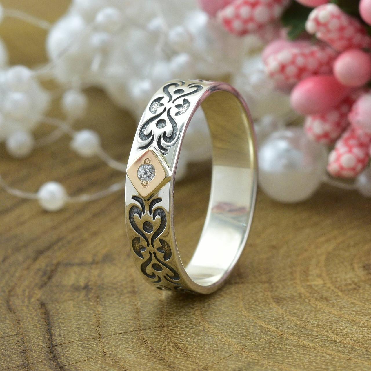 

Серебряное кольцо с золотом вставка белые фианиты 17