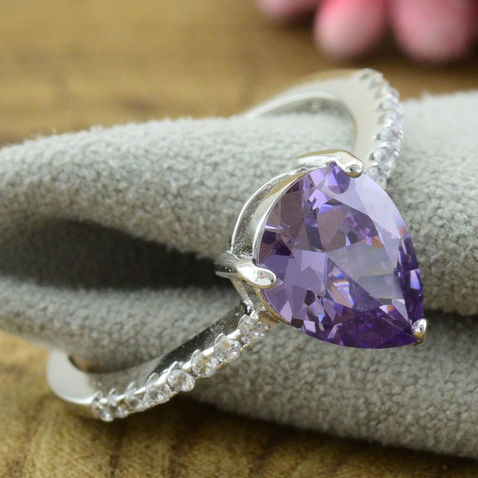 

Серебряное кольцо вставка фиолетовые фианиты 17