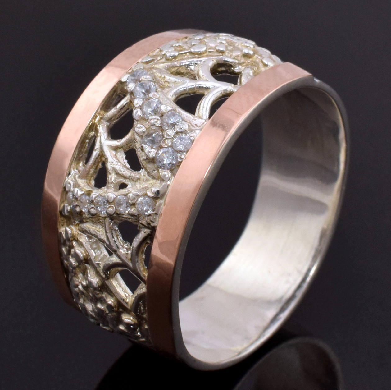 

Серебряное кольцо с золотом Лоза вставка белые фианиты 16