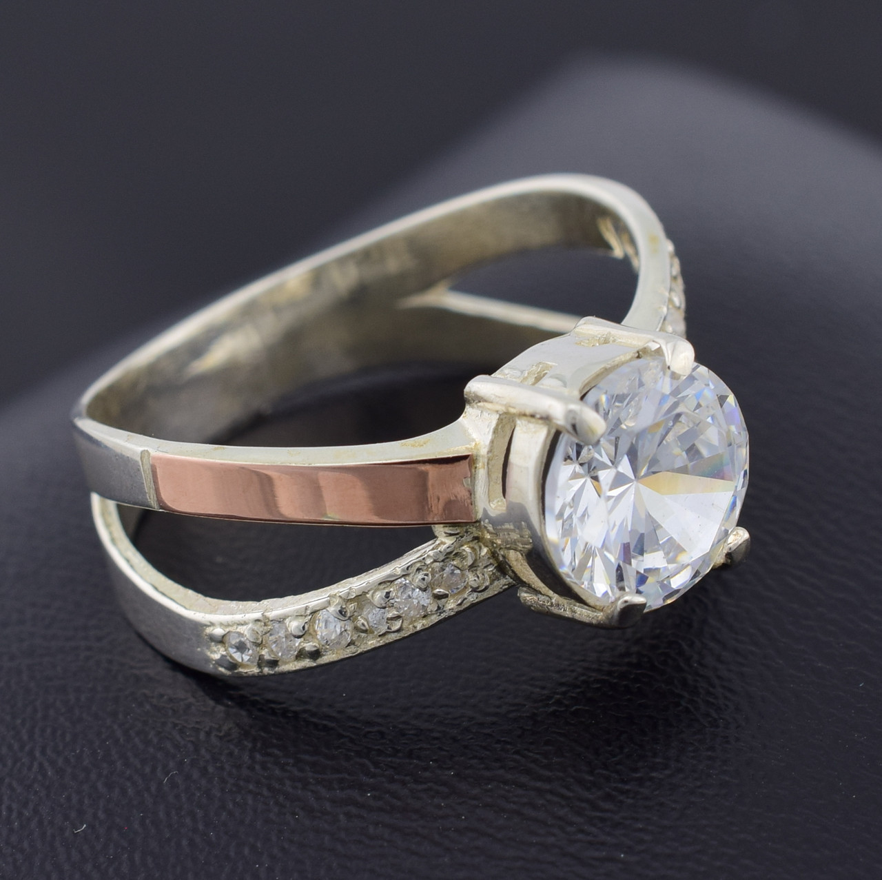 

Серебряное кольцо с золотом Мария вставка белые фианиты 16
