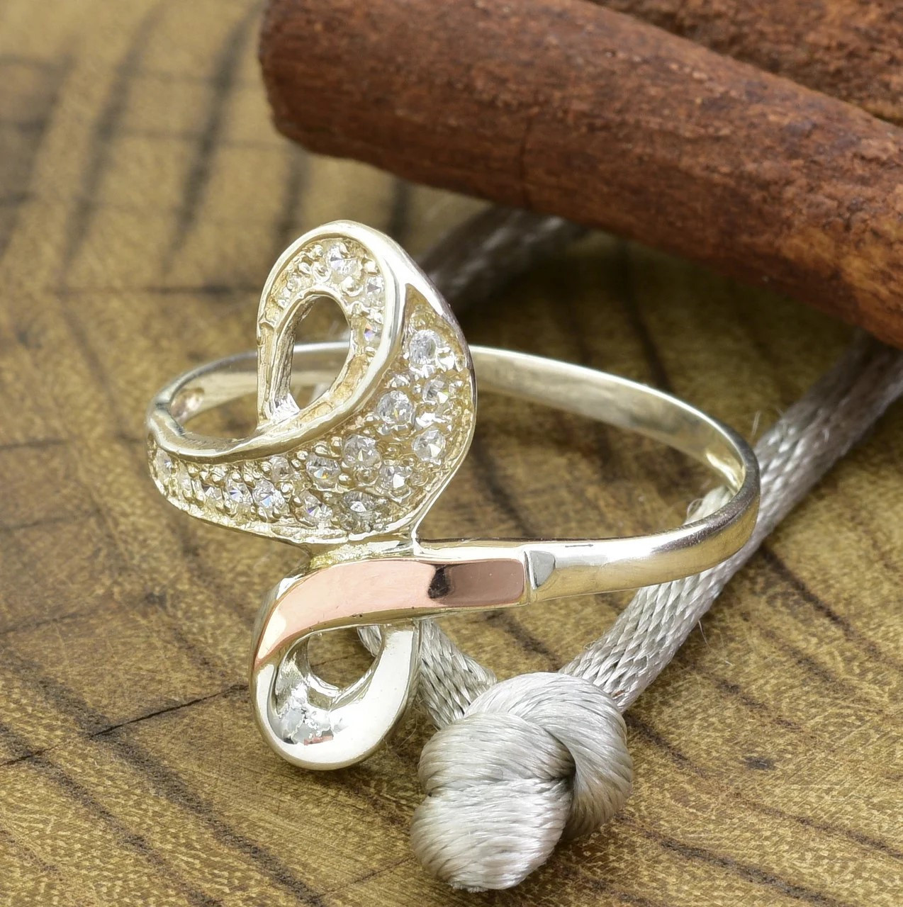 

Серебряное кольцо с золотом Марта вставка белые фианиты 17