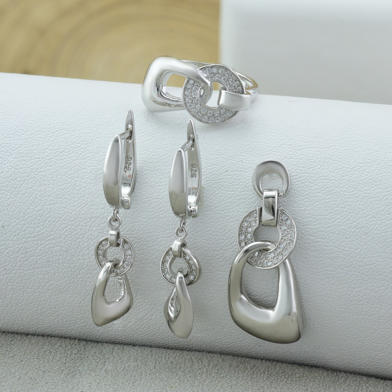 

Серебряный набор кольцо + серьги 32х8 мм + кулон 30х14 мм вставка белые фианиты 18