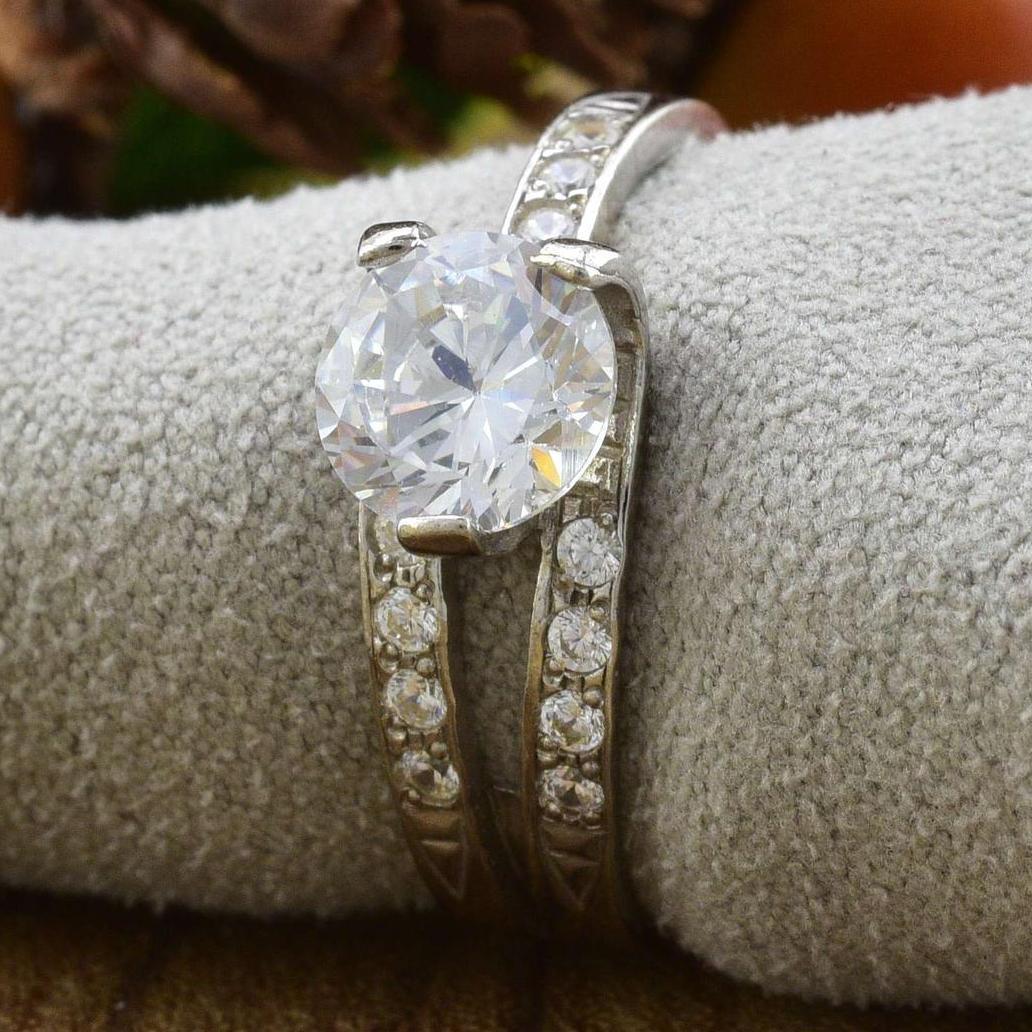 

Серебряное кольцо Помолвка вставка белые фианиты 18