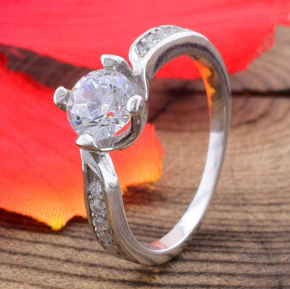 

Серебряное кольцо Лаура вставка белые фианиты 18