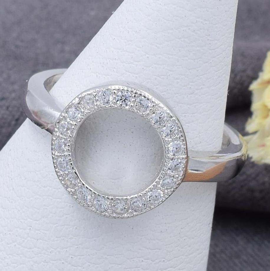 

Серебряное кольцо ширина 11 мм вставка белые фианиты 16.5