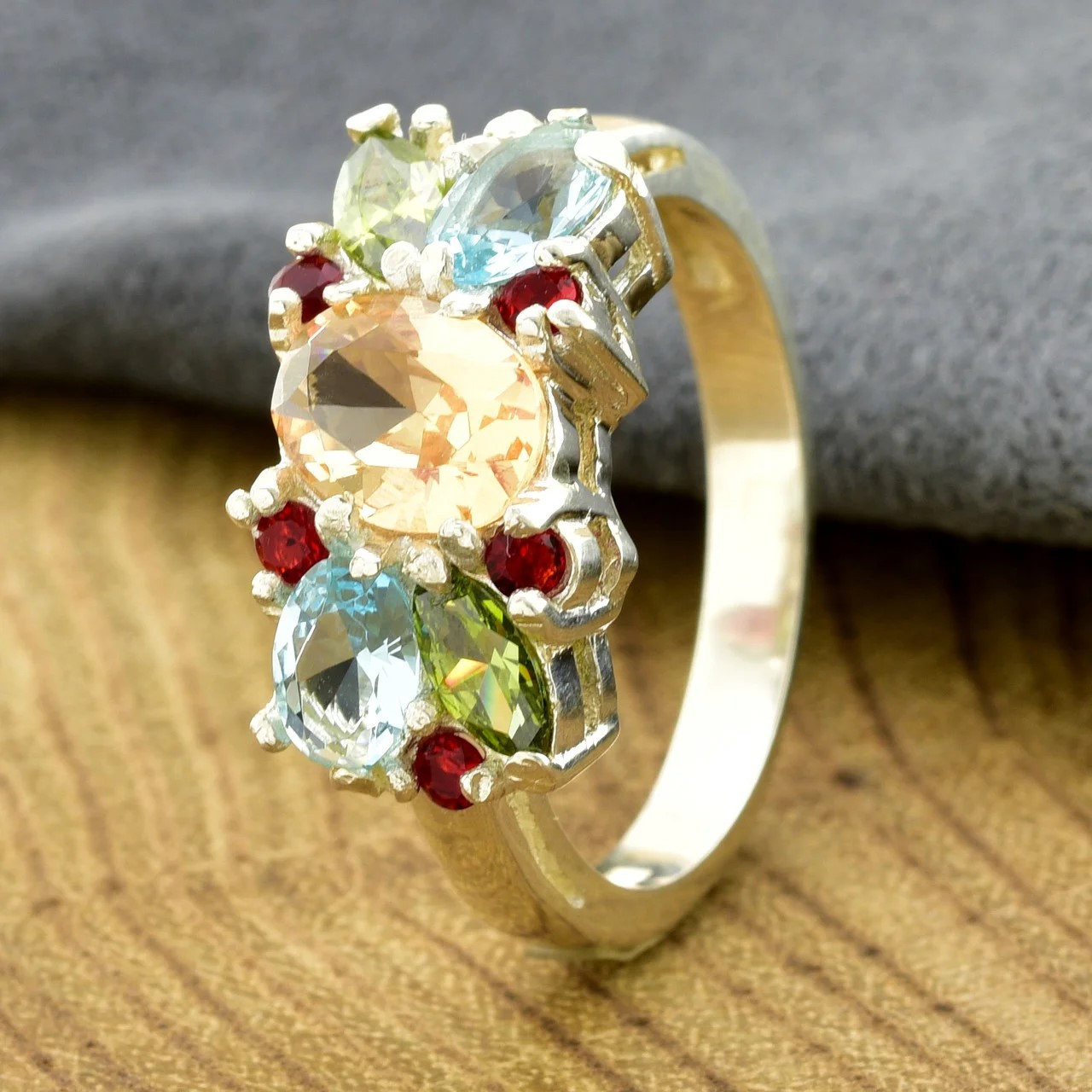

Серебряное кольцо Лето вставка разноцветные фианиты 17