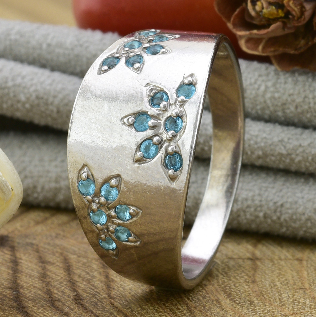 

Серебряное кольцо Даяна вставка свет синие фианиты 20
