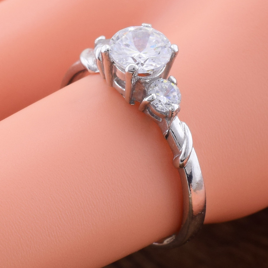 

Серебряное кольцо Авенса вставка белые фианиты 17