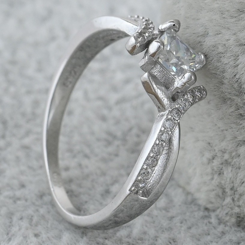 

Серебряное кольцо вставка белые фианиты 19