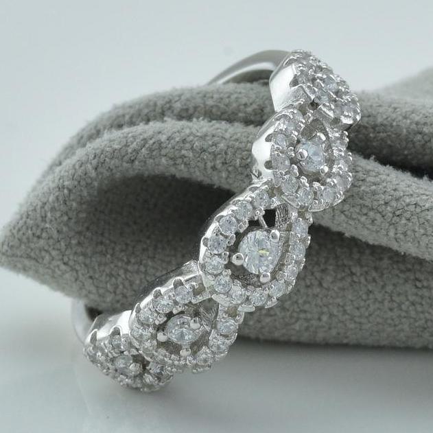 

Серебряное кольцо вставка белые фианиты 17