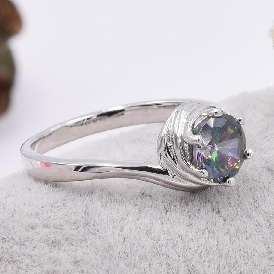 

Серебряное кольцо ширина 8 мм вставка фианиты цвет мистик 17