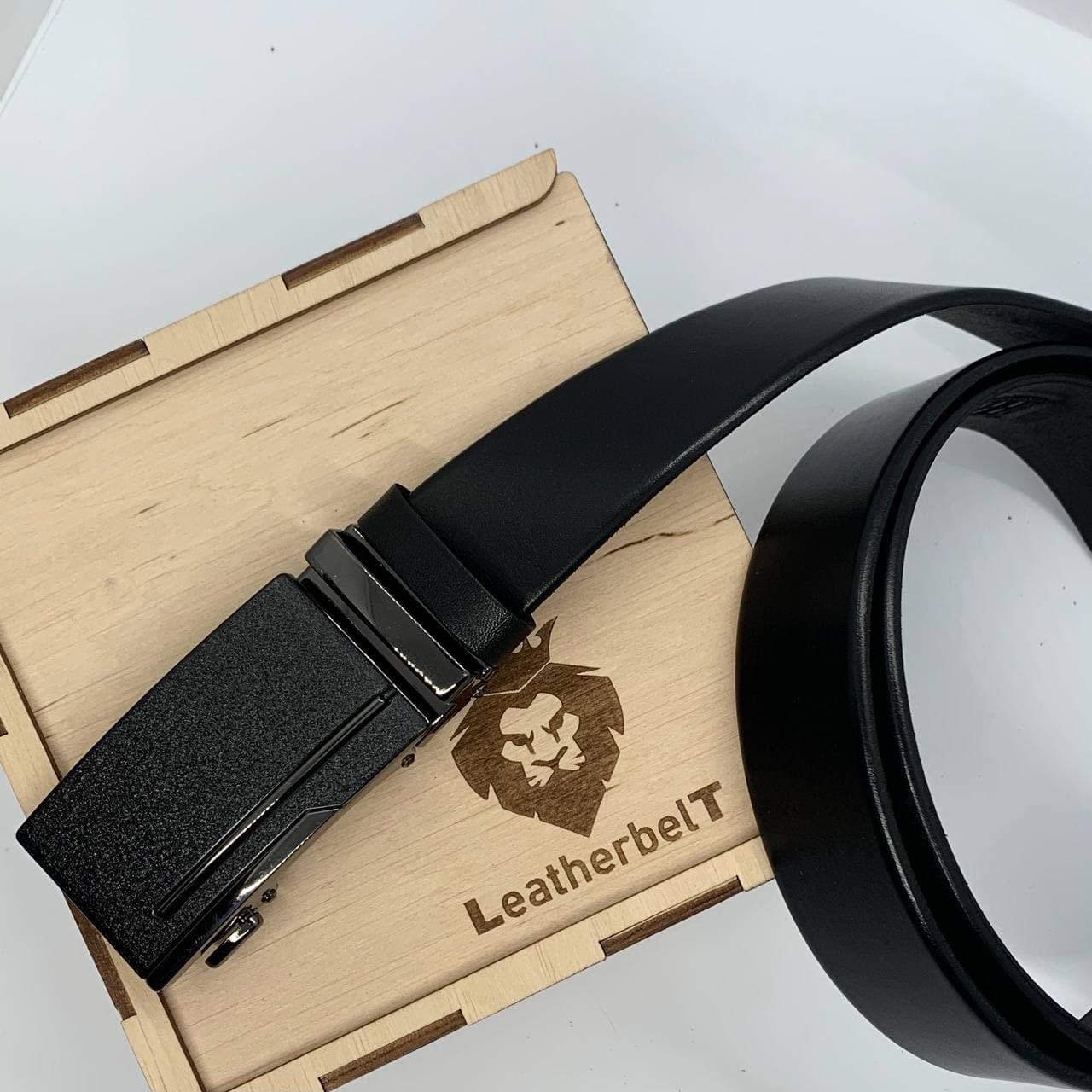 

Кожаный ремень с пряжкой-автомат