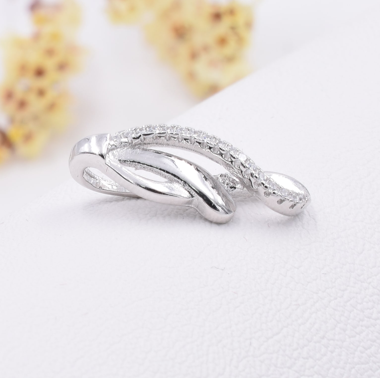 

Серебряный кулон размер 20х6 мм вставка белые фианиты вес 1.3 г