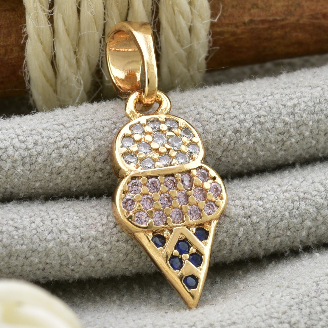 

Кулон Xuping для цепочки до 3 мм 80316 размер 22х9 мм белые фианиты вес 0.7 г позолота 18К