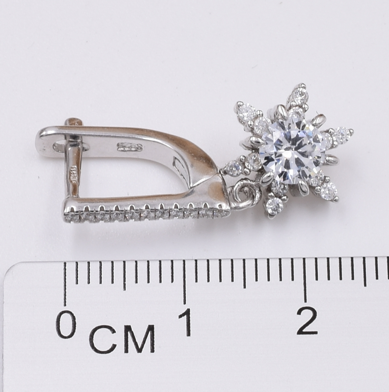 

Серебряные серьги подвески размер 29х11 мм вставка белые фианиты вес 5.1 г