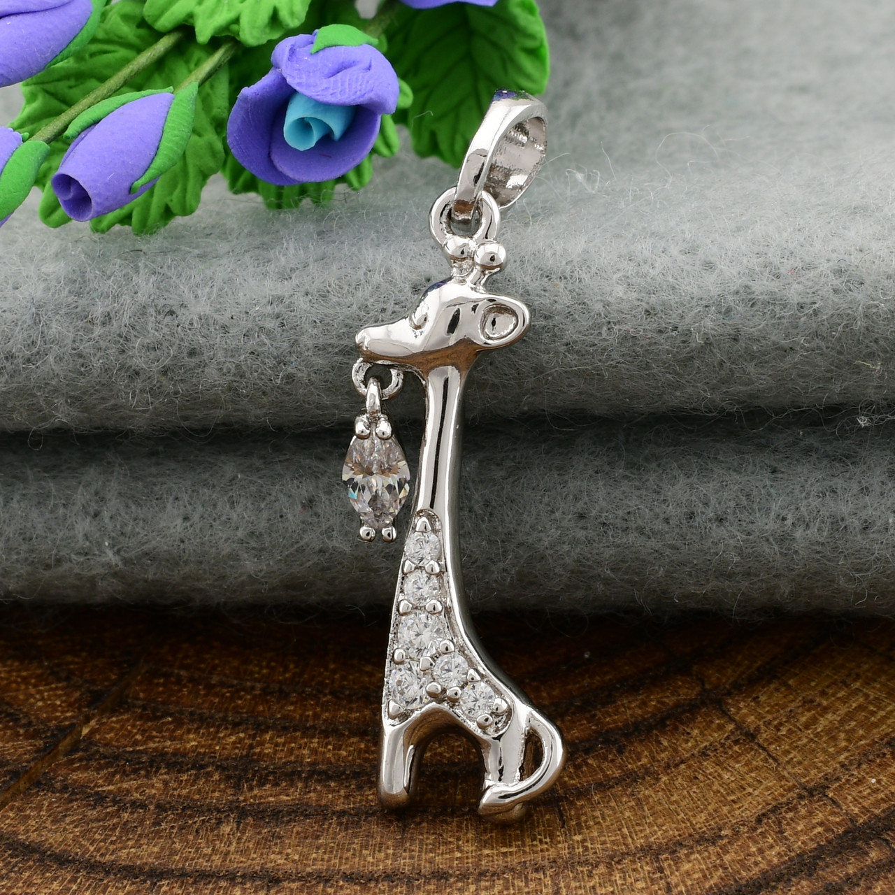 

Кулон Xuping для цепочки до 3 мм 81109 размер 28х7 мм вес 1 г белые фианиты позолота Белое Золото