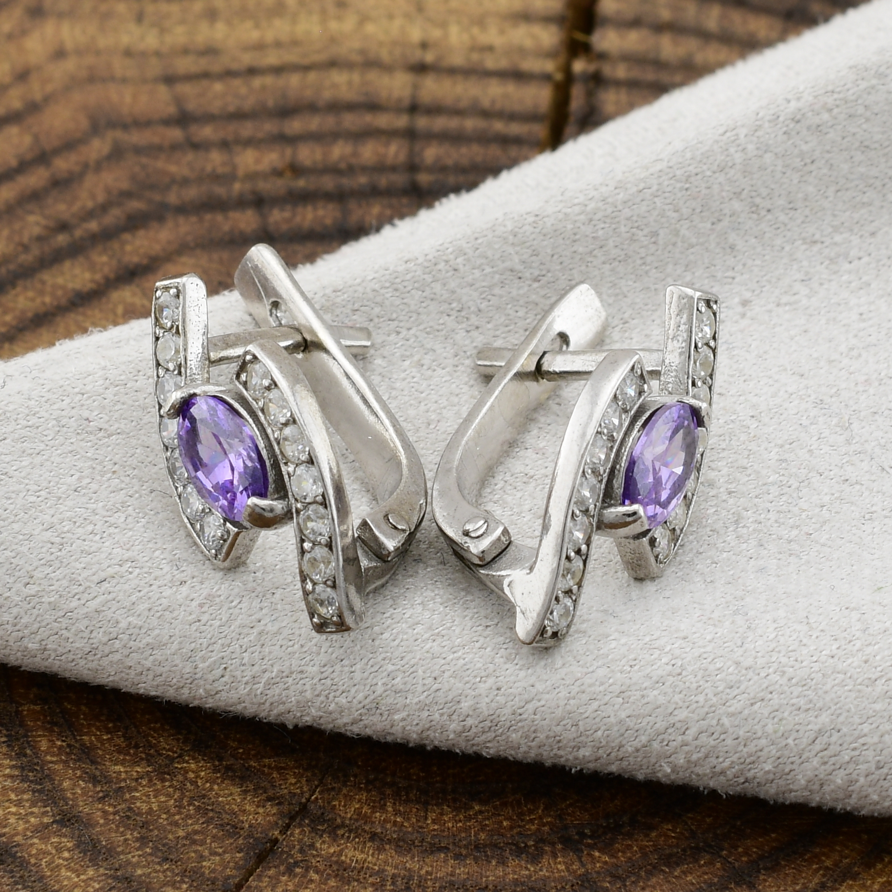 

Срібні сережки Софія розмір 19х9 мм вставка фіолетові фіаніти вага 3.15 г