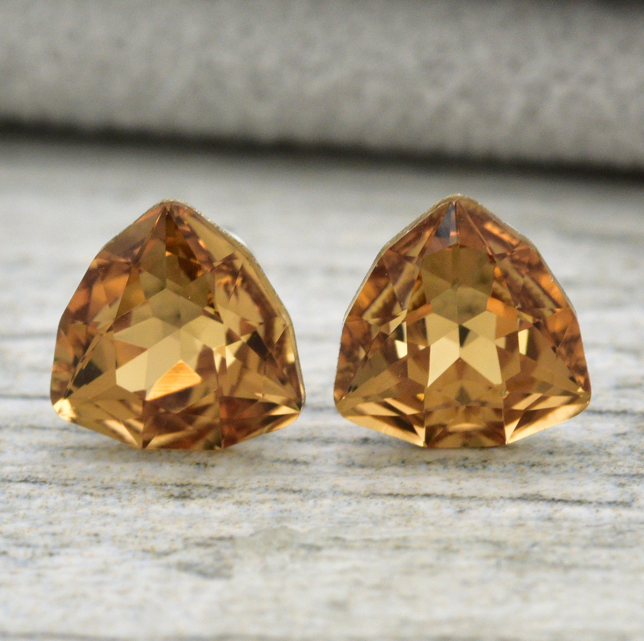 

Серьги Xuping с кристаллами Swarovski 83013 размер 7х7 мм цвет топаз вес 1.4 г позолота Белое Золото