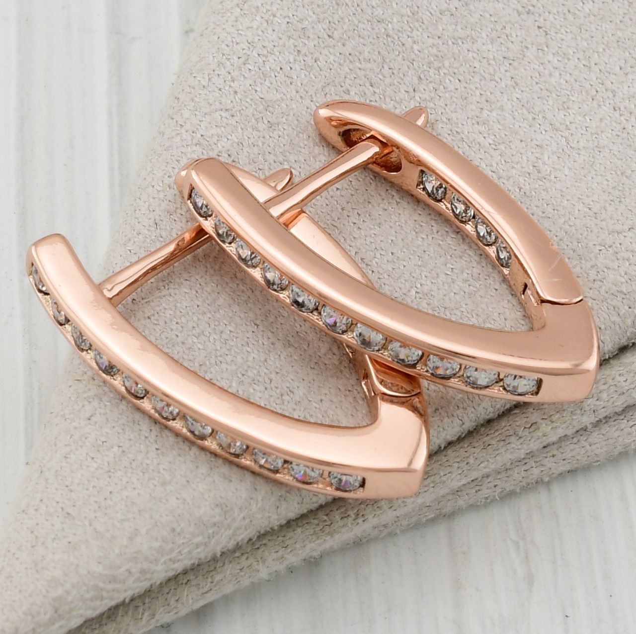 

Сережки Xuping Алмазні стрілки 30904 розмір 20х9 мм вага 2.3 г білі фіаніти позолота РО