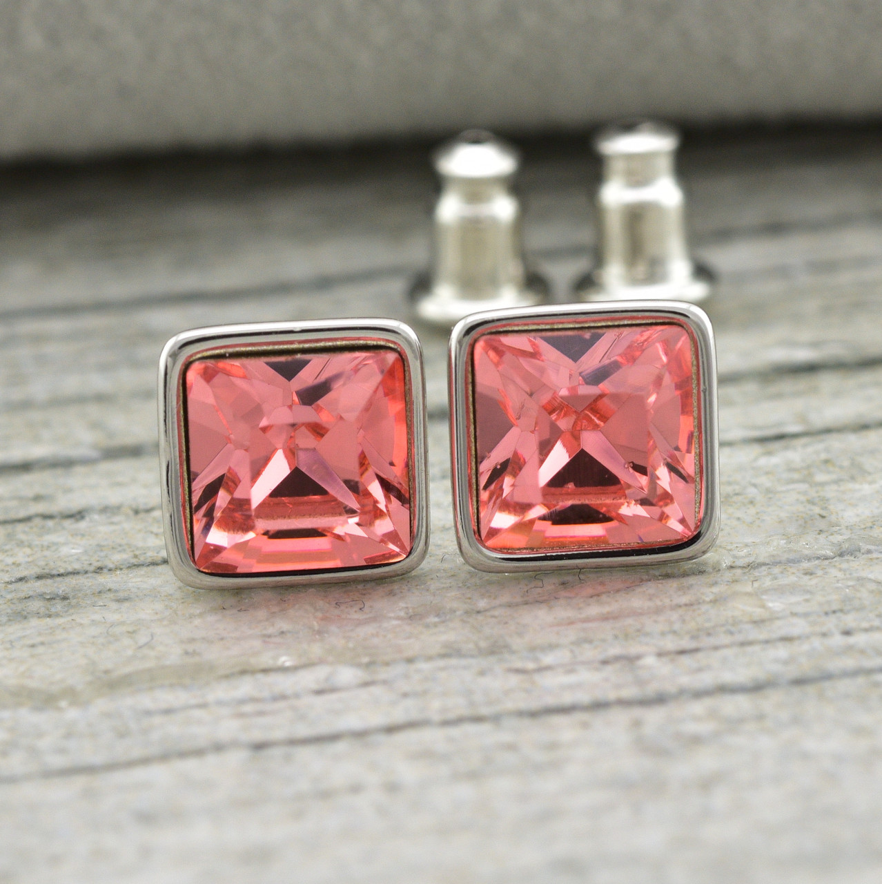 

Серьги Xuping с кристаллами Swarovski 21402 размер 7х7 мм цвет коралловый позолота Белое Золото