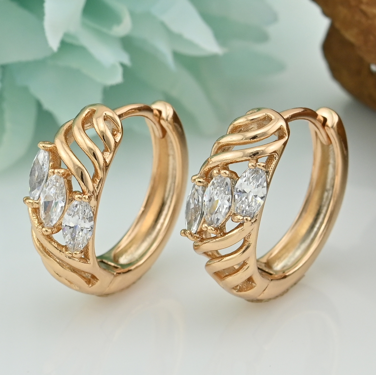 

Серьги Xuping 31072 размер 18х7 мм белые фианиты вес 3.5 г позолота 18К