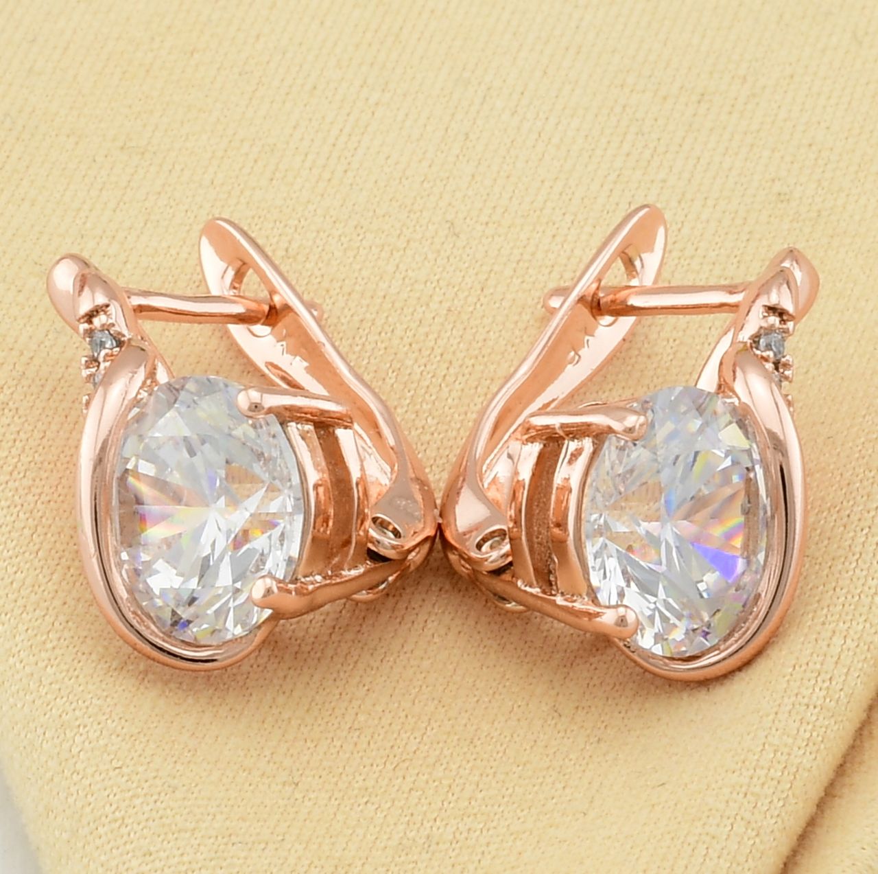 

Серьги Xuping 30983 размер 15х10 мм белые фианиты вес 3.7 г позолота РО