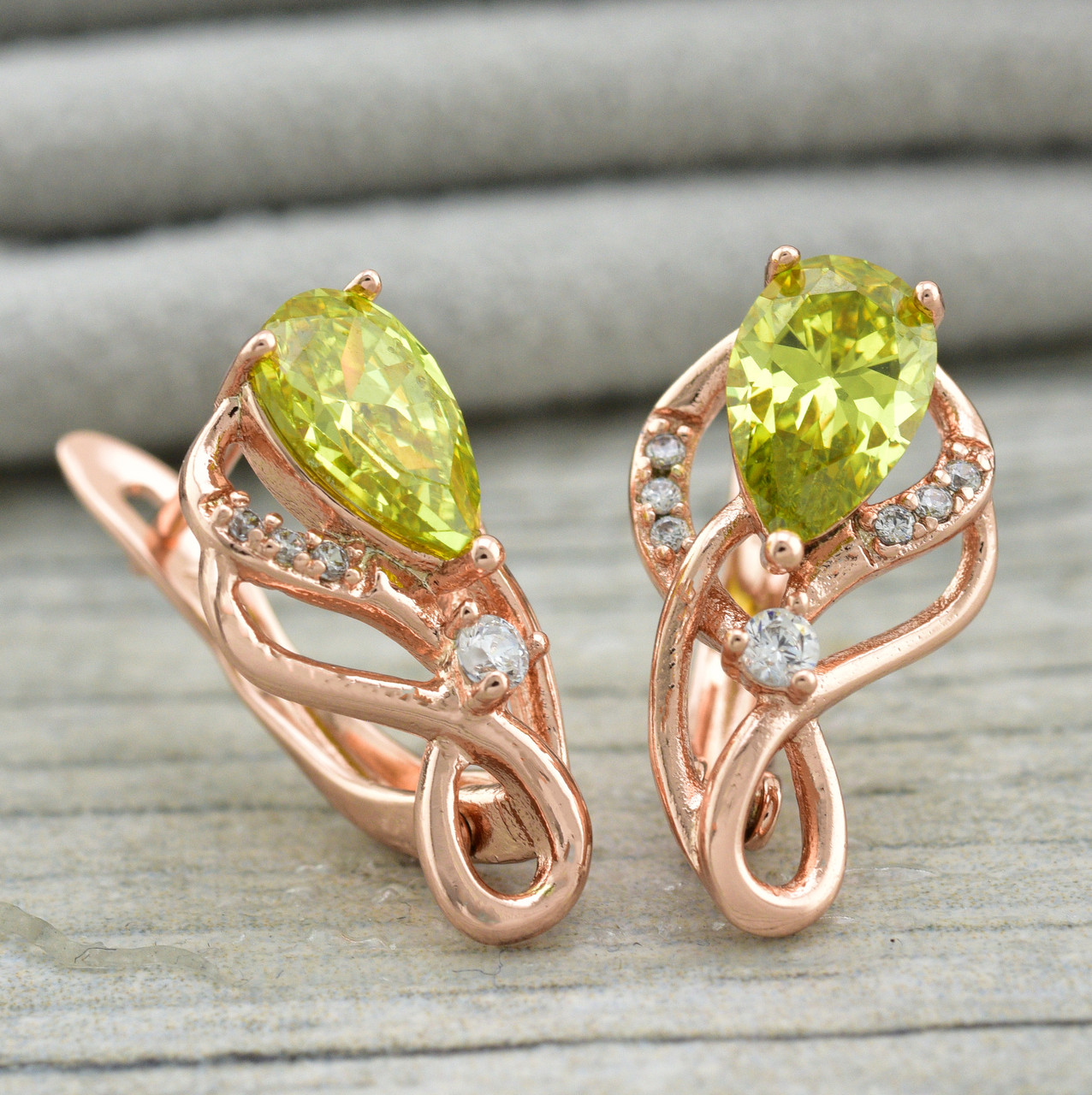 

Серьги Xuping Венера 23519 размер 17х9 мм оливковые фианиты вес 2.9 г позолота РО