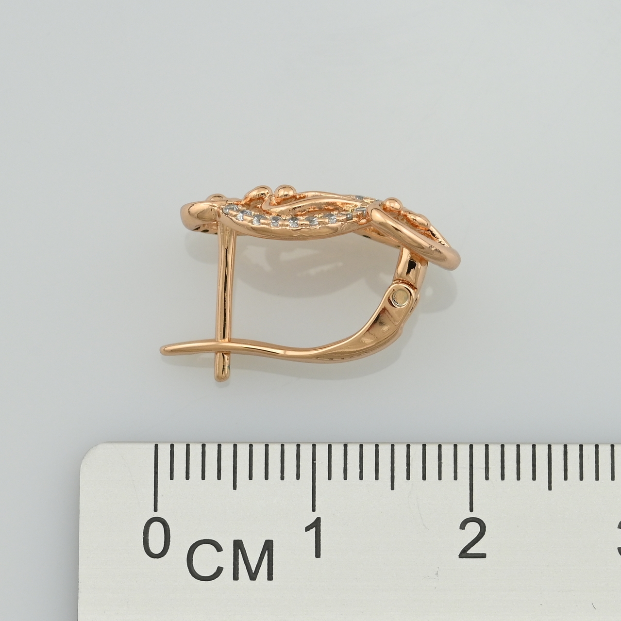 

Серьги Xuping 30102 размер 17х11 мм белые фианиты вес 2.7 г позолота 18К