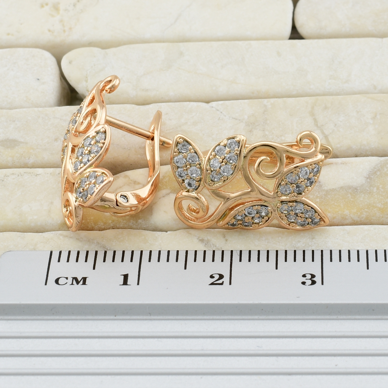 

Серьги Xuping 30107 размер 16х10 мм белые фианиты вес 3.3 г позолота 18К