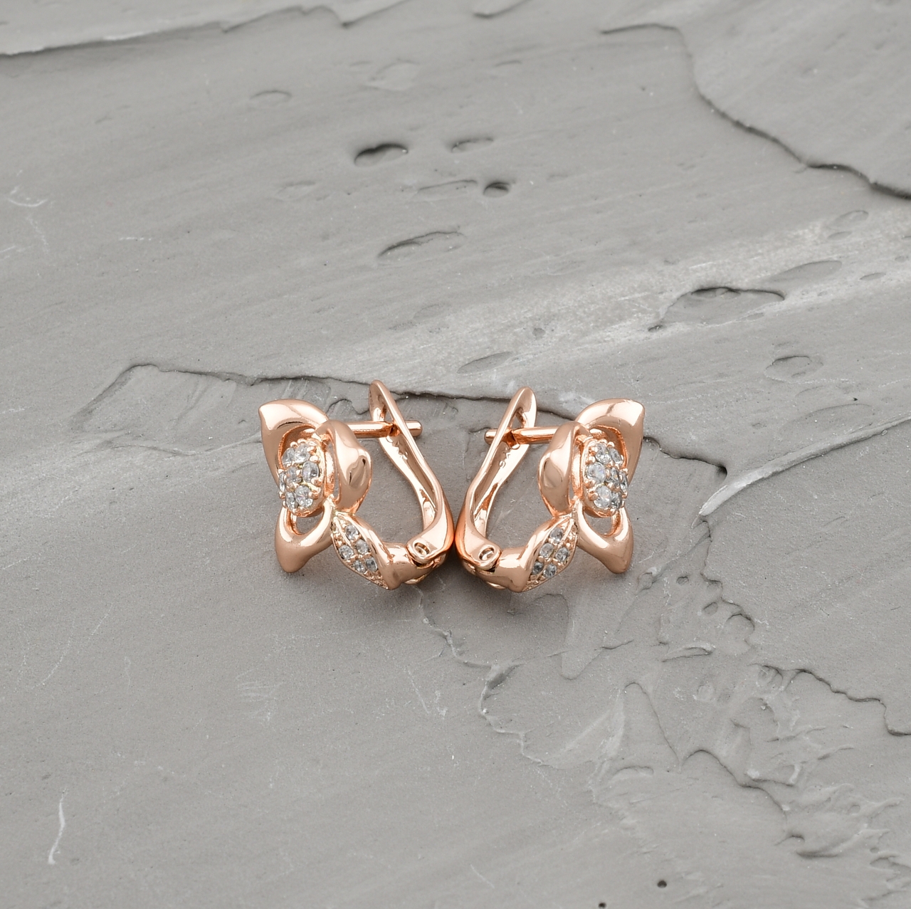 

Серьги Xuping 30344 размер 15х11 мм белые фианиты вес 2.2 г позолота РО