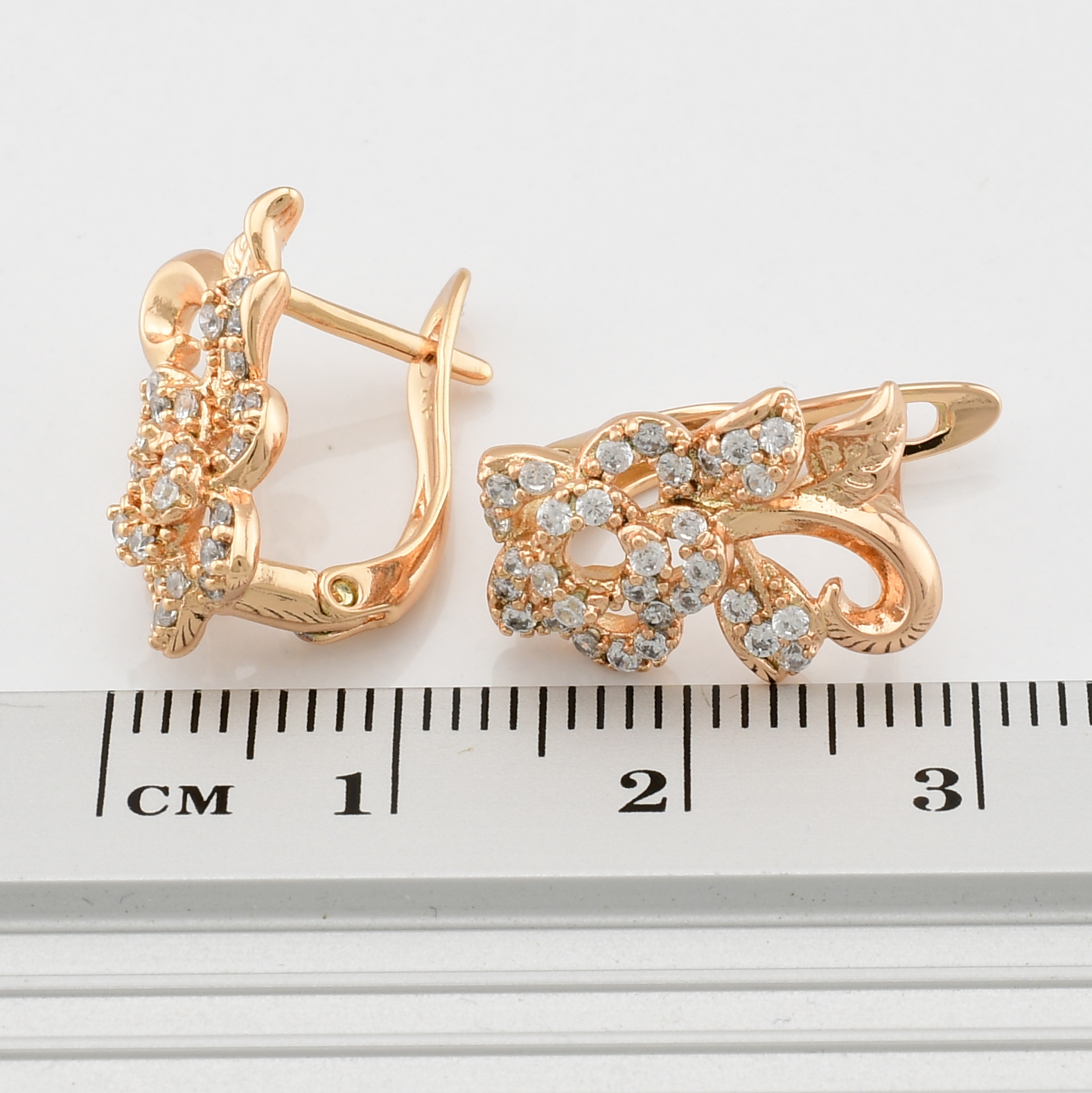 

Серьги Xuping 30002 размер 16х11 мм белые фианиты вес 4.5 г позолота 18К