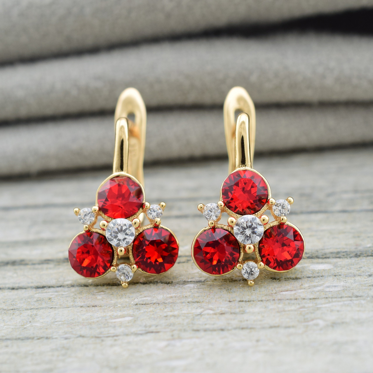 

Серьги Xuping с кристаллами Swarovski 83108 размер 16х11 мм цвет красный вес 2.4 г позолота 18К