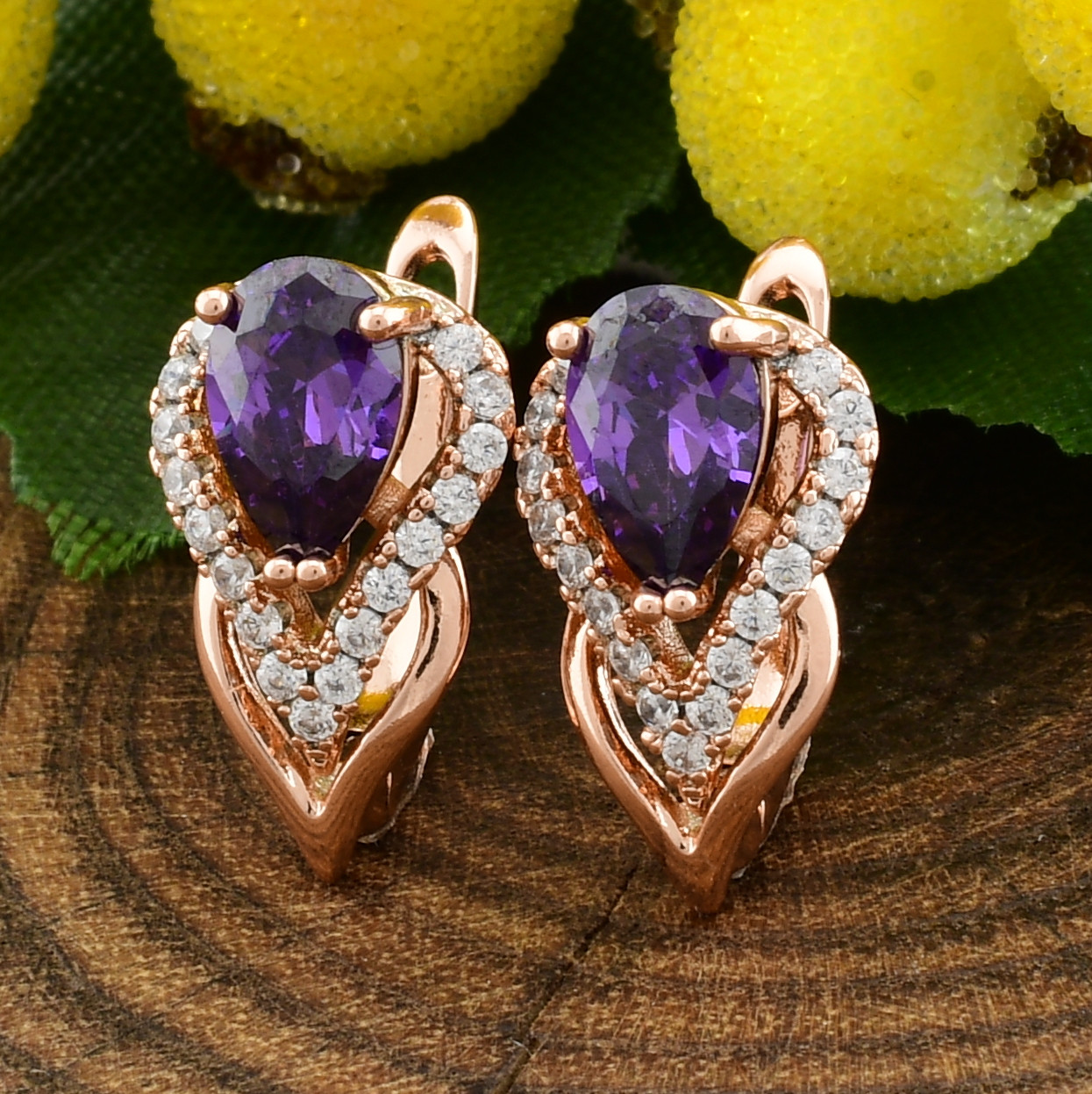 

Серьги Xuping 26116 размер 17х9 мм фиолетовые фианиты вес 3.5 г позолота РО